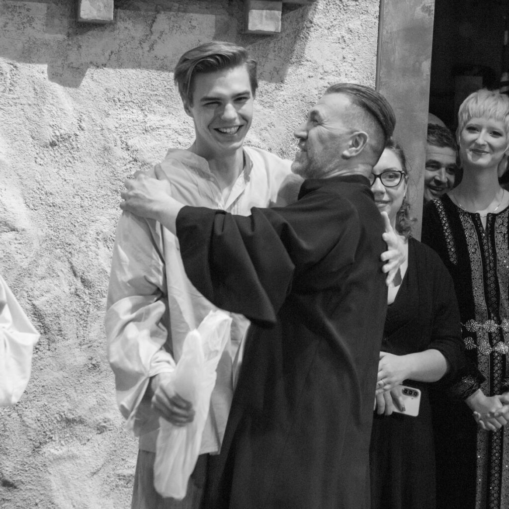 Tege Antal és Holló Patrik vannak a képen, éppen megölelik egymást mosolyogva