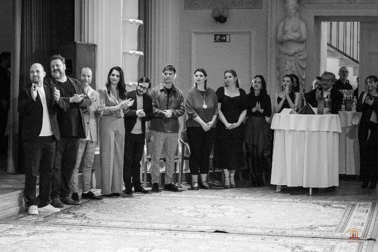 A képen a Látni a láthatatlant színművészei állnak egy sorban a díszbemutatón és tapsolnak