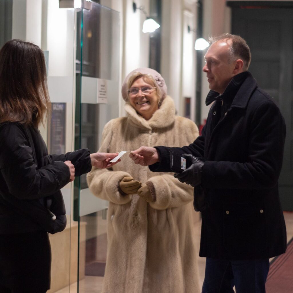 A nézők éppen érkeznek az udvarba