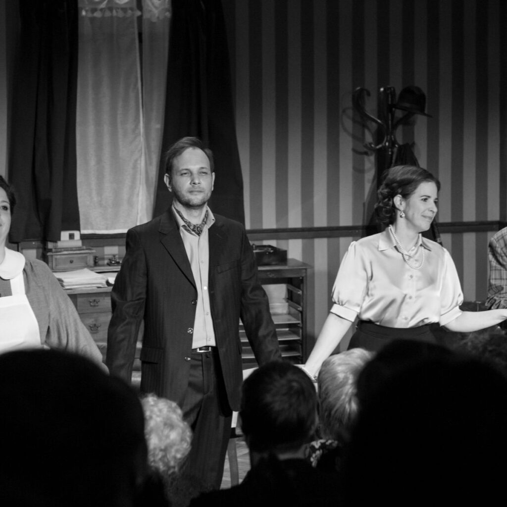 A Gázláng színészei állnak a közönség előtt, fogják egymás kezét és mosolyognak