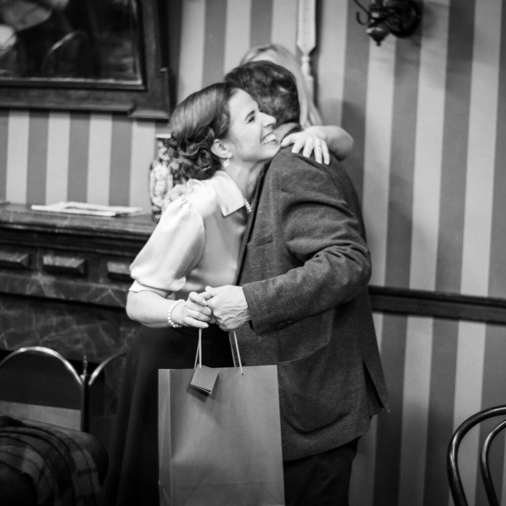 Liszi Melind a színművésznő és Halasi Imre rendező megölelik egymást