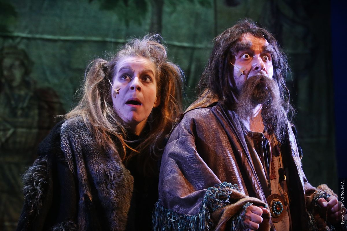 A színművész az Árgyélus királyfi című darabban jelenet közben meglepetten néznek.