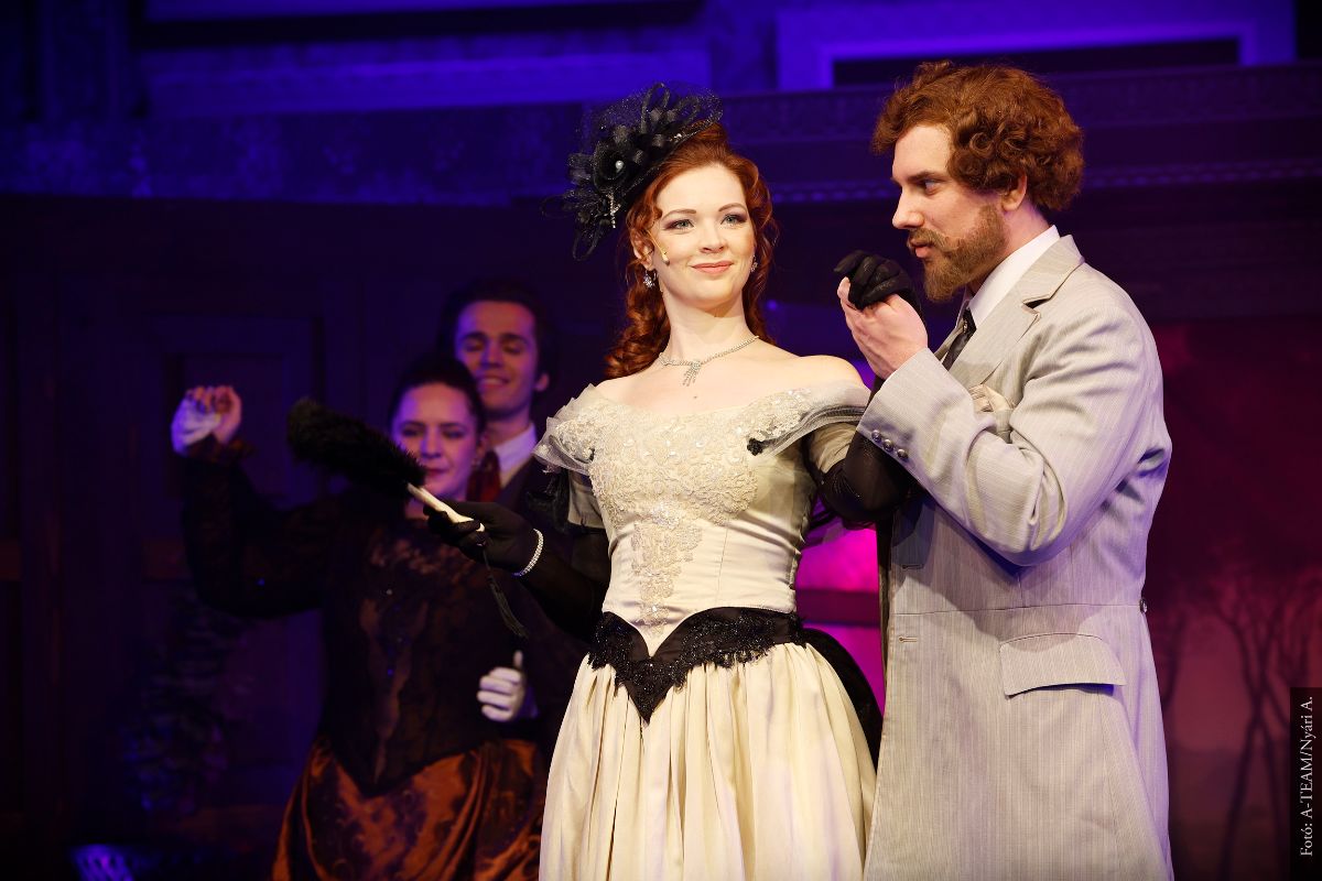 A színművészek a Munkácsy, a festőfejedelem című előadás egyik jelenetében a színpadon.