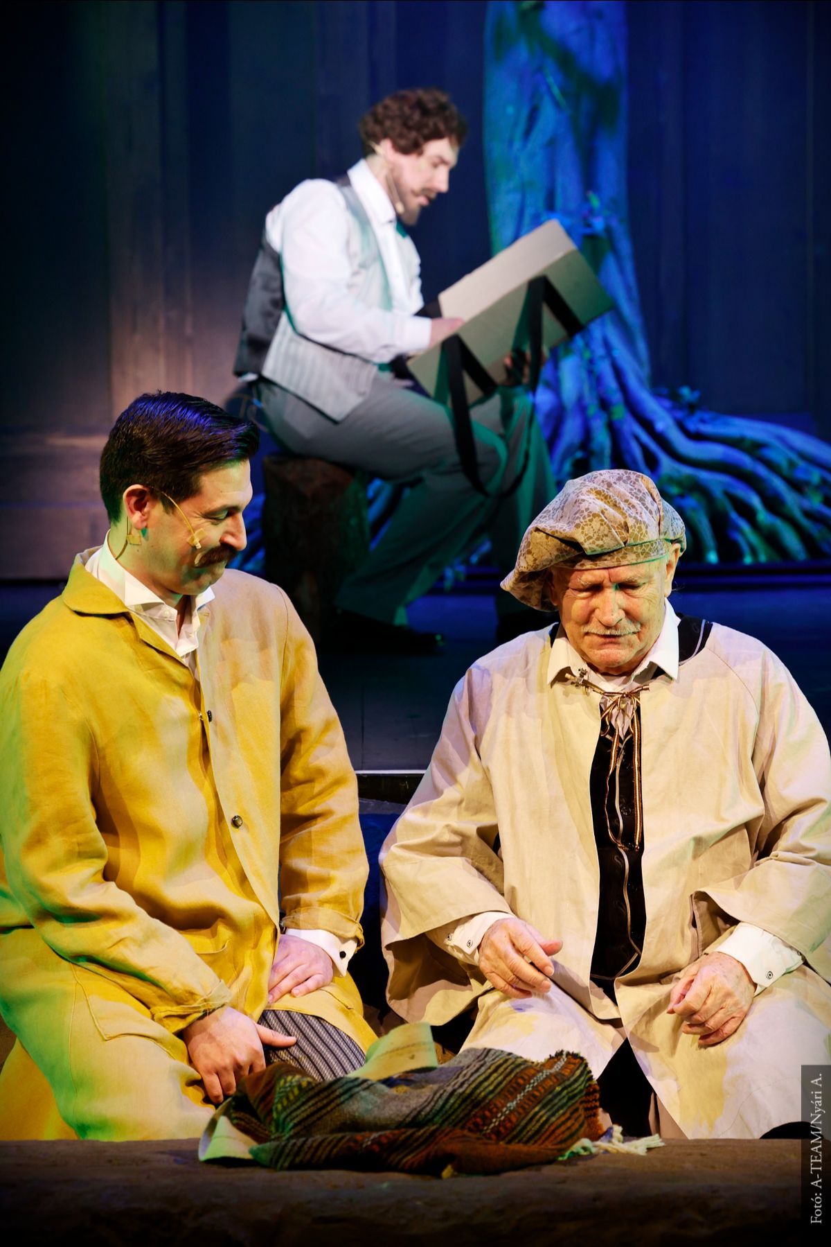 A színművészek a Munkácsy a festőfejedelem című darabban párbeszédet folytatnak a színpadon.