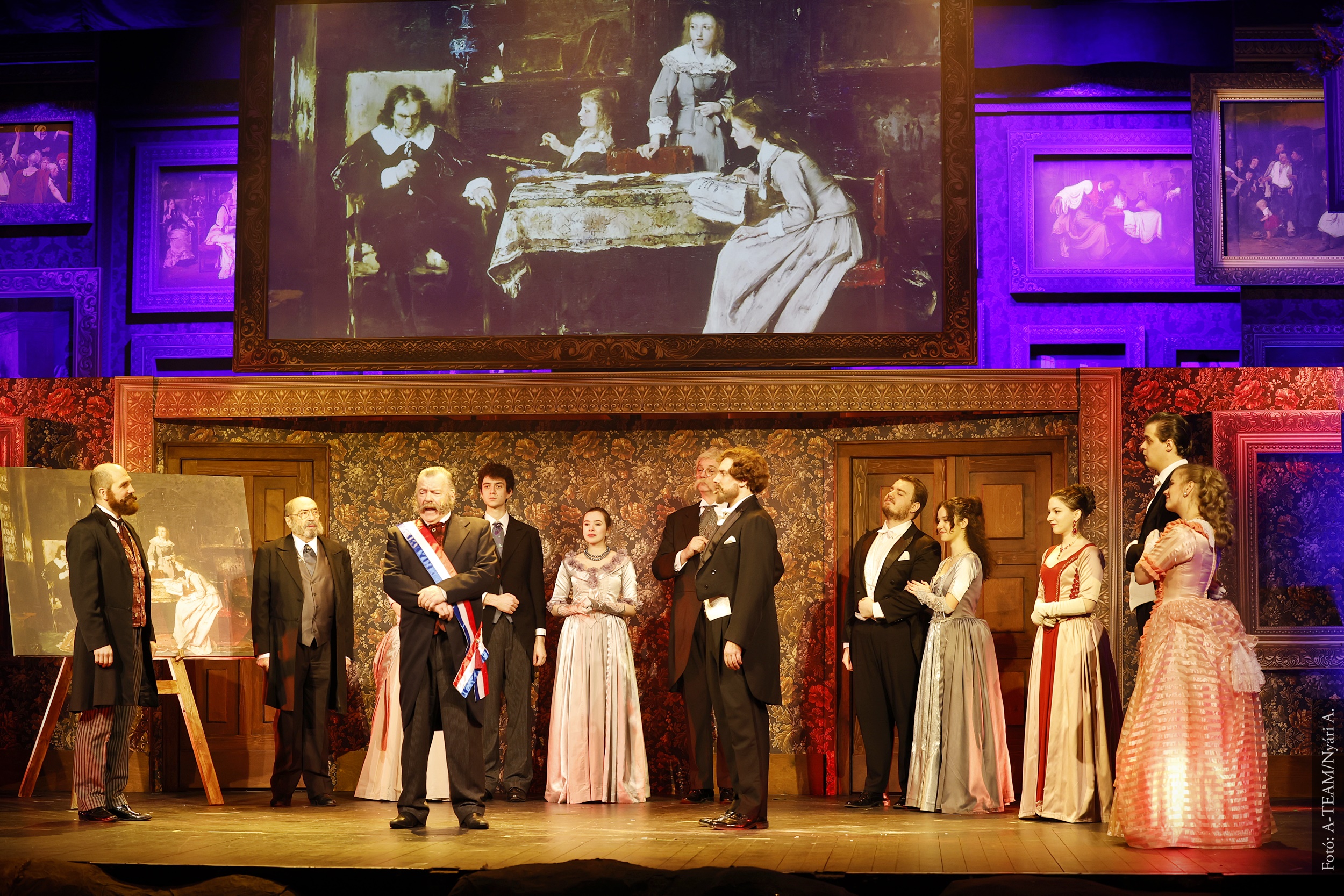 A színművészek a Munkácsy a festőfejedelem című előadás egyik jelenetében a színpadon.