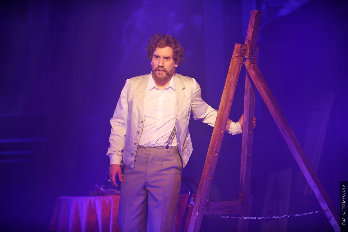 A színművész a Munkácsy, a festőfejedelem című darabban jelenet közben énekel.