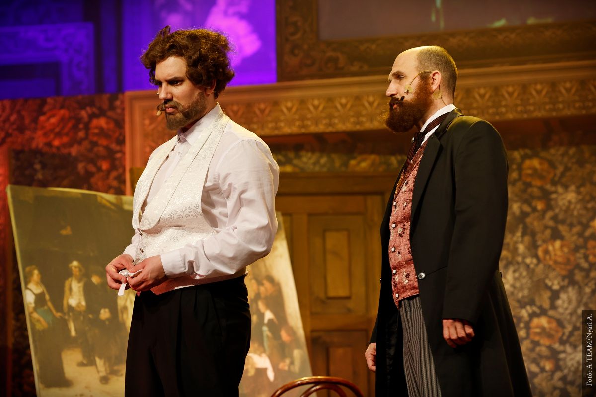 A színművészek a Munkácsy, a festőfejedelem című előadásban jelenet közben a színpadon párbeszédet folytatnak.