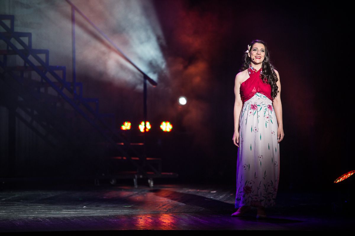 A színművész a Musical gála című előadásban jelenet közben énekel.