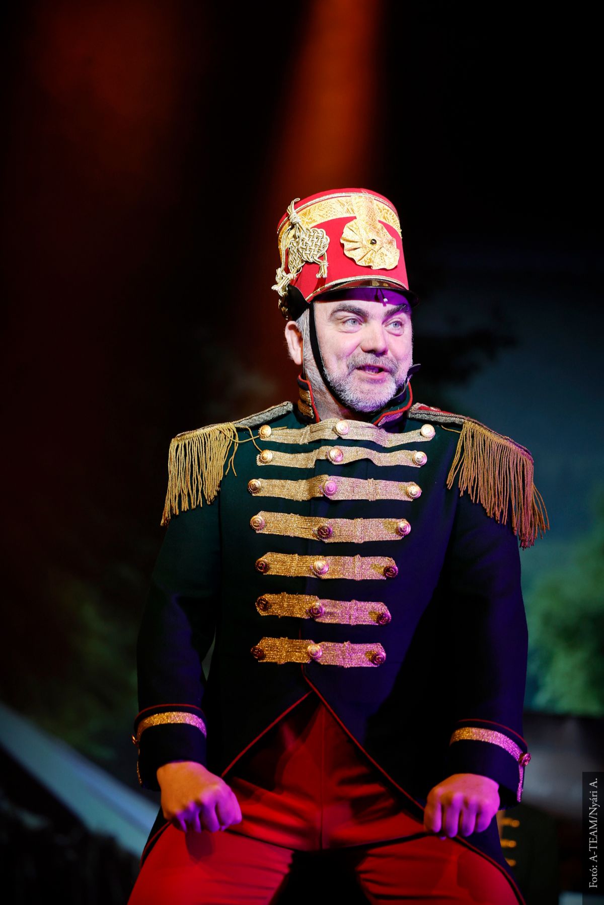 A színművész a Péter és Pál Lustaországban című darabban jelenet közben huszár jelmezben.
