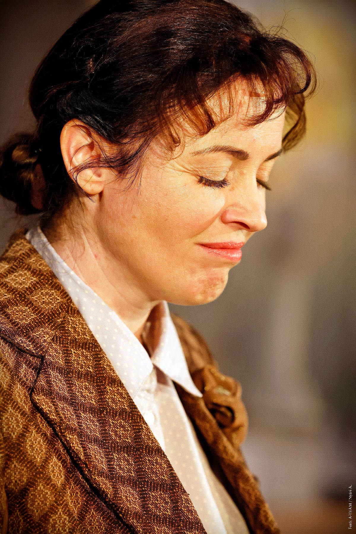 A színművész Az őz című darabban jelenet közben lecsukott szemmel.