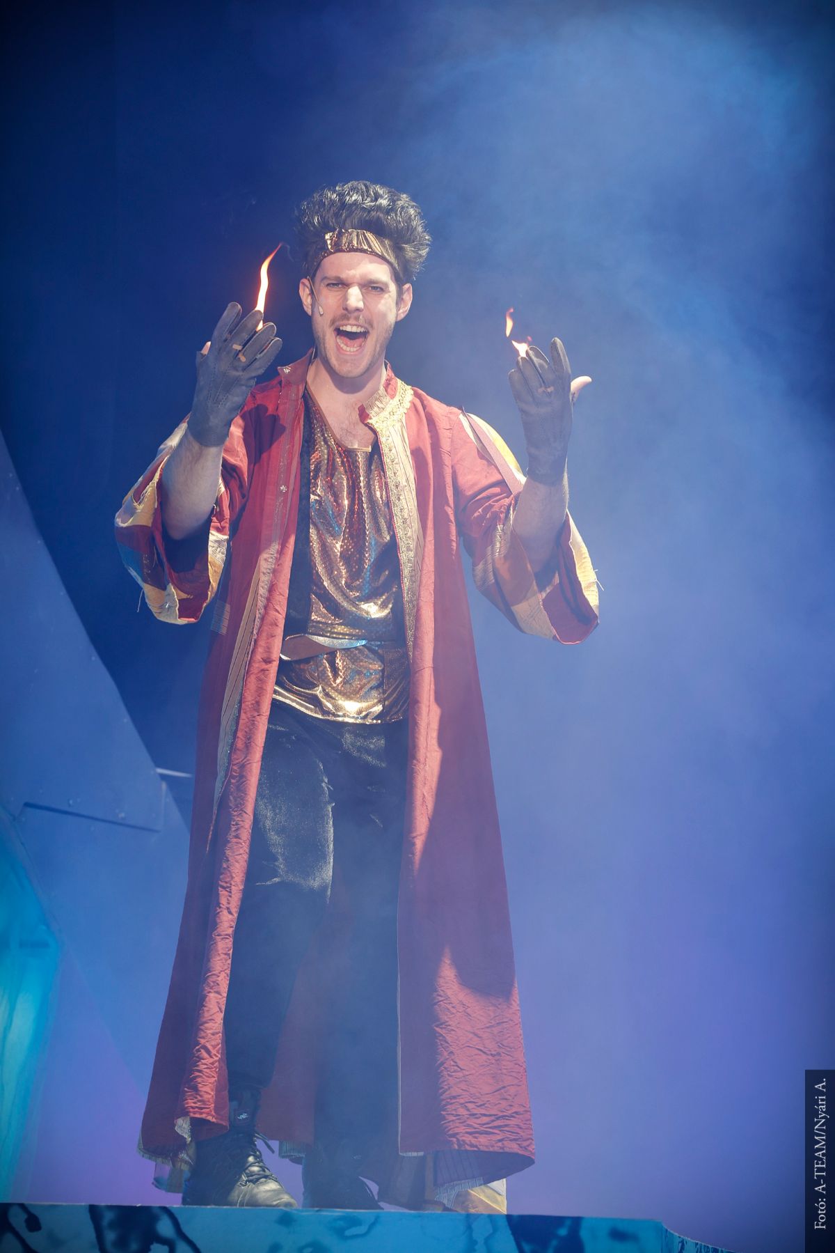 A színművész a Holdbeli csónakos című darabban jelenet közben énekel.