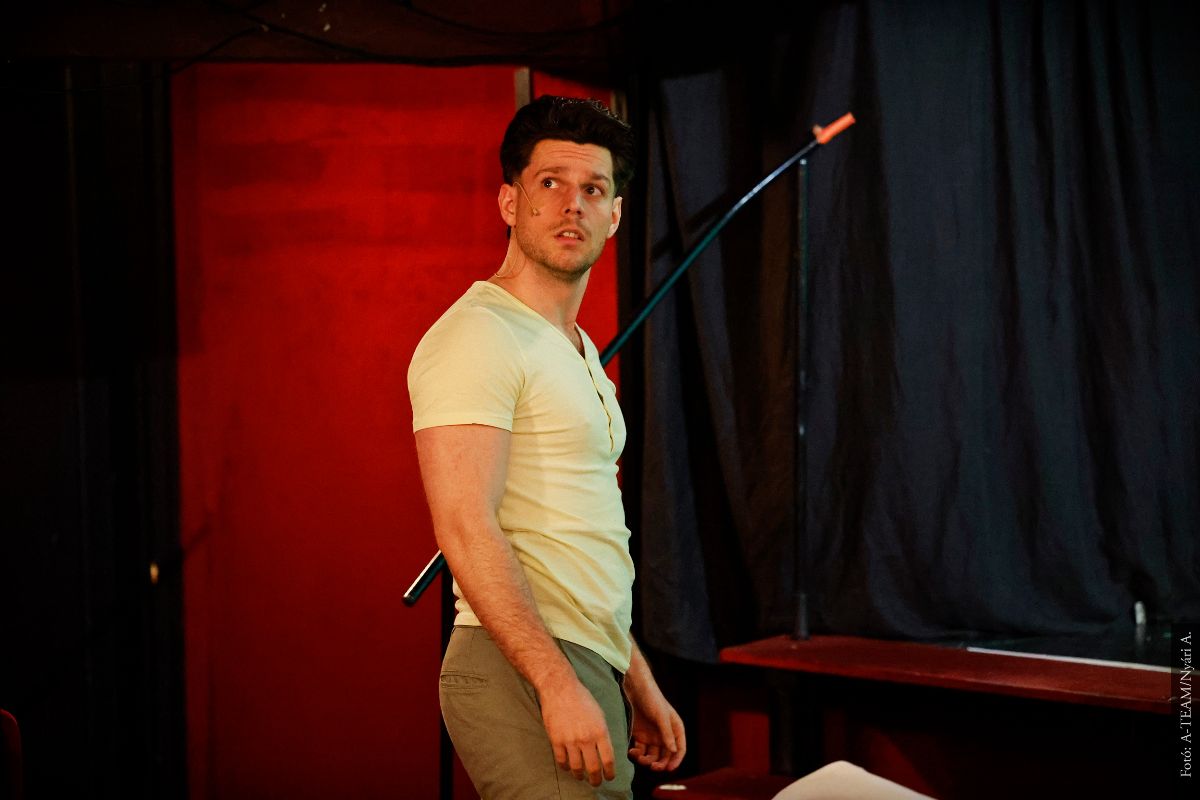 A színművész A Szent Anna-tó legendája című darabban jelenet közben a távolba néz.