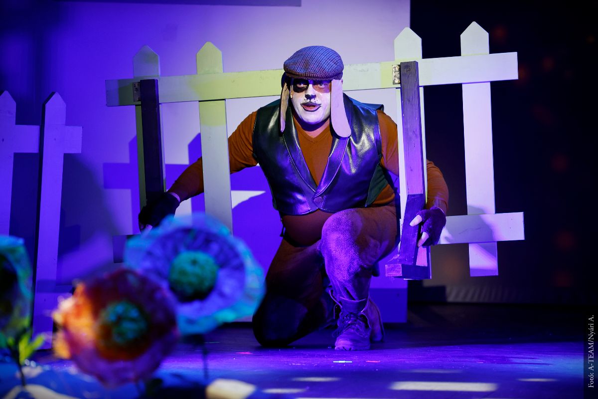 A színművész a Vuk című darabban jelenet közben.